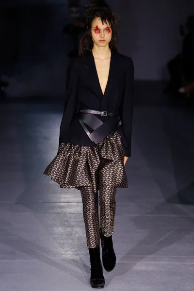 Look 32